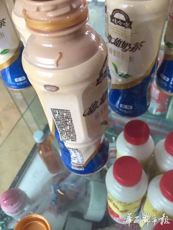 8瓶呦呦奶茶里发现蛆