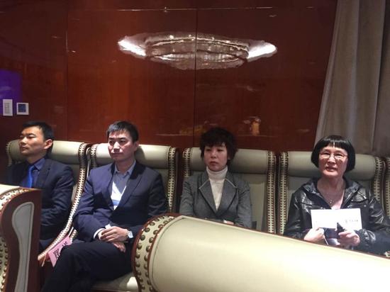 两位客户代表