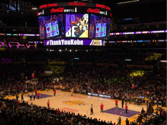 今天科比退役之战现场，最高票价已经炒到3万美元。（图片来源：一财网）