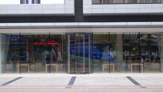 亚洲第一家有树的苹果店 为何苹果有多重视线下?