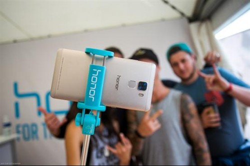 FISE巡回赛 荣耀配件大受欢迎 