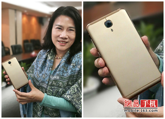 董明珠亲自展示格力手机2代