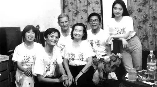 创业比你想象中要惨：刘强东24岁卖盗版碟、马化腾27岁陪聊、马云30岁卖袜子......