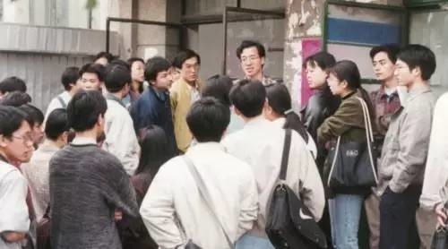 创业比你想象中要惨：刘强东24岁卖盗版碟、马化腾27岁陪聊、马云30岁卖袜子......