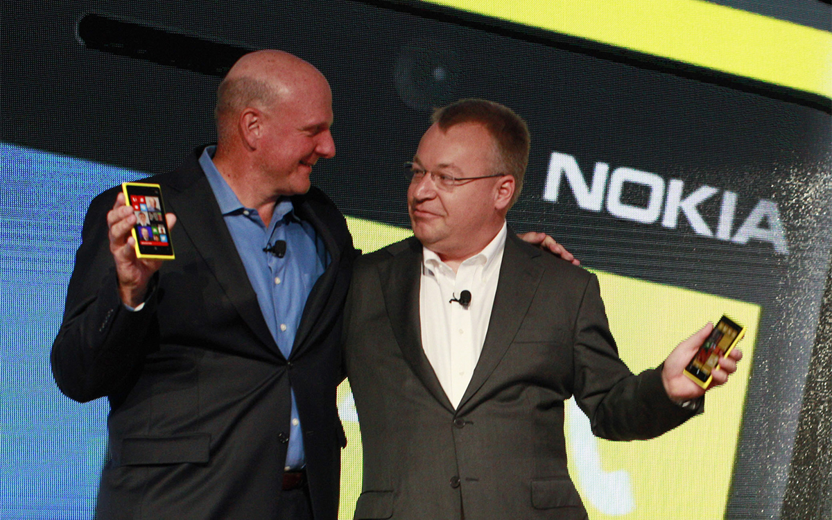 Microsoft CEO Steve Ballmer (L) and Nokia CEO Stephen Elop (R) introduce new Nokia phones with Microsoft's Windows 8 operating system at an event in New York, September 5, 2012. REUTERS/Brendan McDermid (UNITED STATES - Tags: BUSINESS TELECOMS SCIENCE TECHNOLOGY) - RTR37IU2