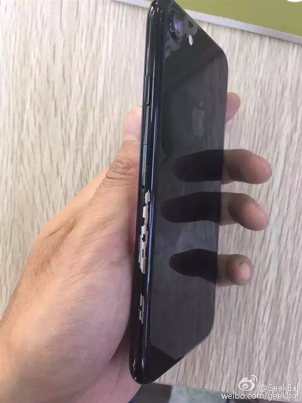 亮黑色iPhone 7掉漆后...