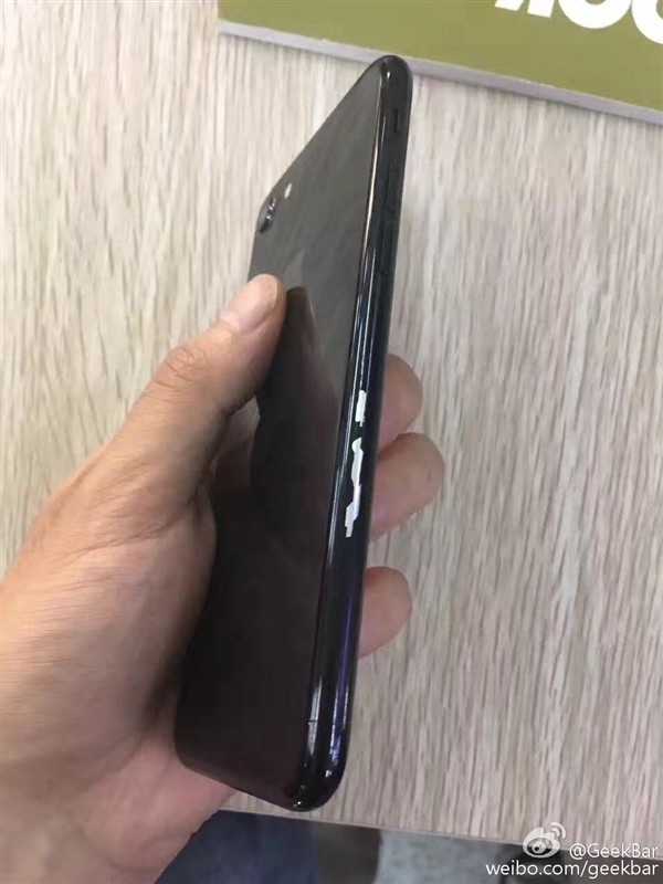 亮黑色iPhone 7掉漆后...