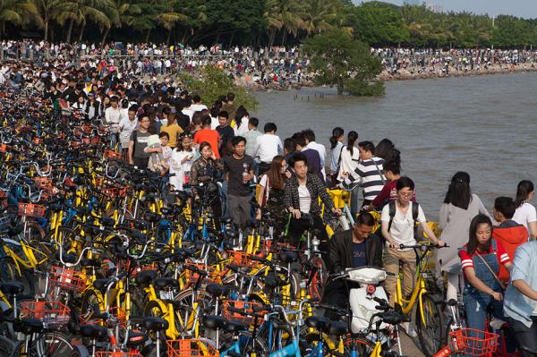 　　4月3日，清明假期第二日，深圳湾公园内临海的自行车道上被堵得水泄不通，大量共享自行车被停在路边，占据道路约2/3。视觉中国 图