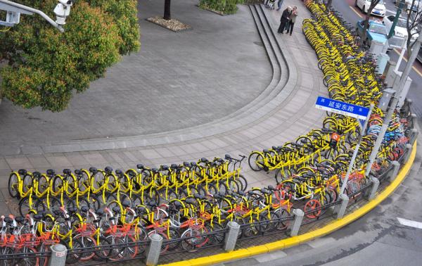 3月31日，上海市中心街头停放的大量共享单车。东方IC 图