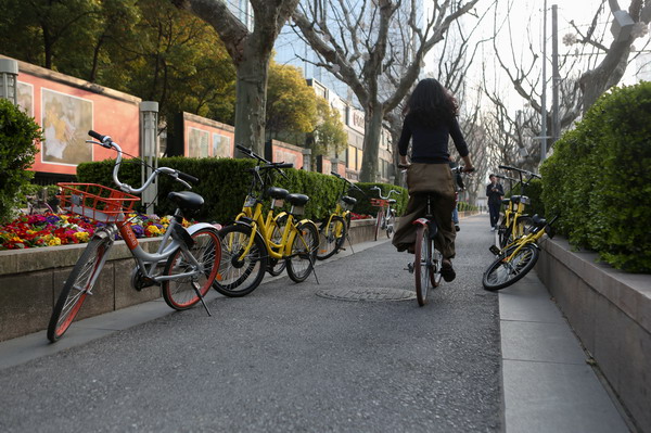 3月29日，上海南京西路，不少共享单车被违规停放在非机动车道上。澎湃新闻记者 朱伟辉 图
