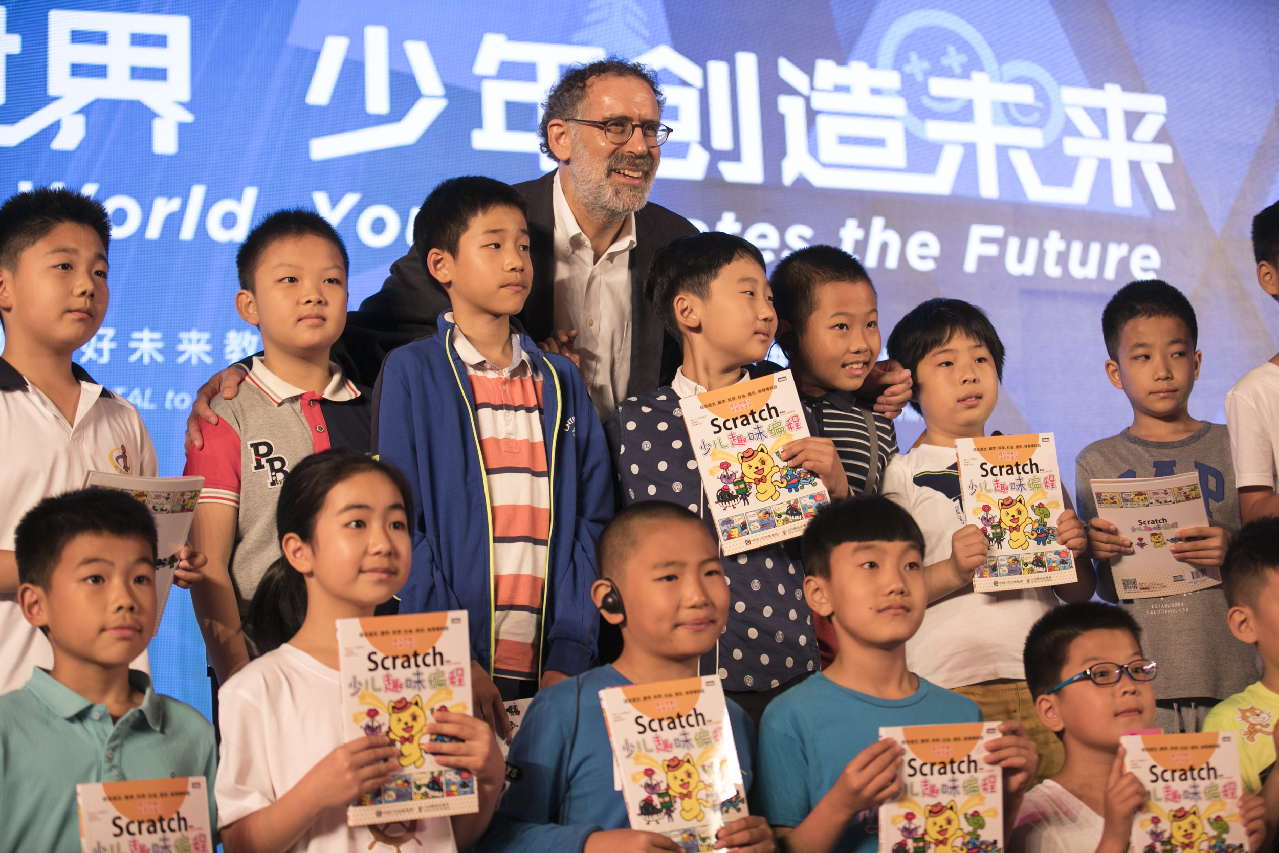 【新闻稿配图】Mitchel Resnick教授与摩比小学员合影.jpg