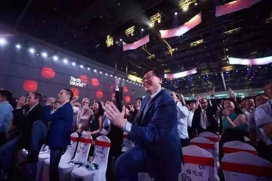 现场观众跟教练一起做运动