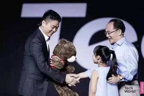 刘强东抱着玩具熊上场