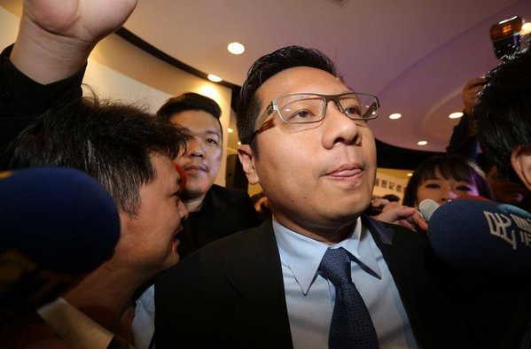 他是最年轻航空老板,继承家业一天亏 1000 万,