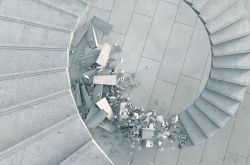 资金盘BHB破灭：90后操盘手被堵办公室，欲用婚戒抵债