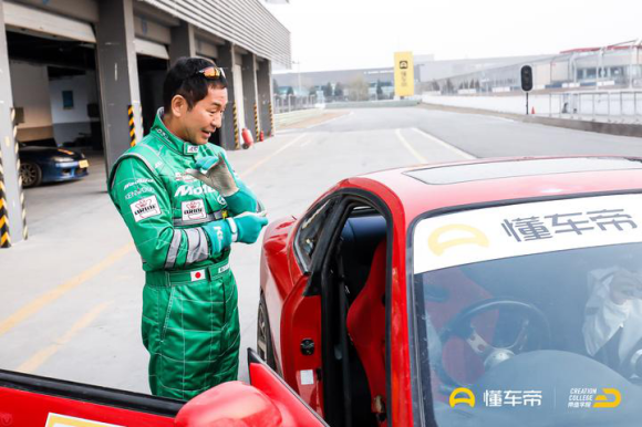 帝造学院第二期开课,《头文字D》原型土屋圭市现身“说”漂移 帝造学院第二期开课,《头文字D》原型土屋圭市现身“说”漂移