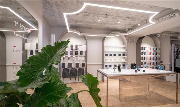 华为法国第一家旗舰店在巴黎开业:宫殿一般豪华