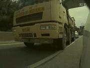 特斯拉自动驾驶遇上渣土车,车主:还没反应过来就撞了