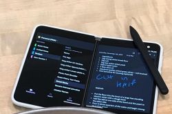 ΢�� Surface Duo ����ǰ������ͷ���������
