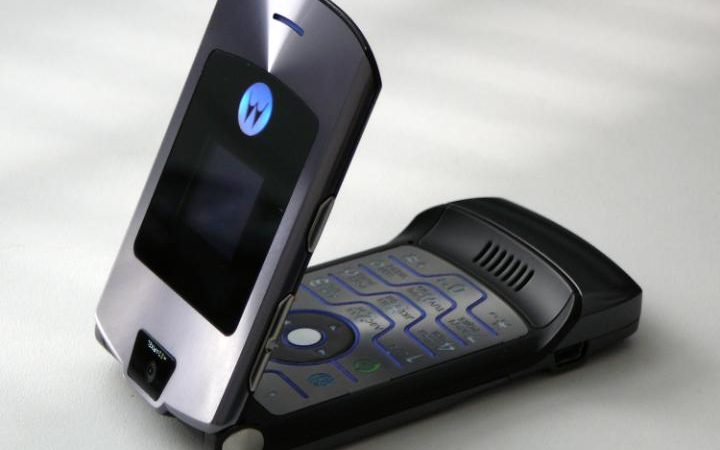 2011年：谷歌斥资125亿美元收购摩托罗拉移动
在2011年时，手机专利似乎很重要：每家手机制造商都在起诉对方侵权。摩托罗拉移动在手机领域拥有大量专利，而开发了Android操作系统的谷歌则没有。事实证明，手机领域的专利战并没有真正演变为一场“核大战”，而摩托罗拉在谷歌旗下后推出的手机并不具有竞争力。最终，谷歌将该智能手机业务以29亿美元的价格出售给联想集团。