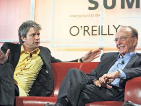 2005年：新闻集团斥资5.8亿美元收购MySpace
默多克买下这家早期的社交网络时，Facebook才刚刚起步，很少有人预料如日中天的Myspace会被颠覆。Myspace联合创始人克里斯·德沃夫（Chris DeWolfe，左）表示，这次出售毁掉了MySpace。2011年6月，新闻集团把Myspace出售给了美国在线媒体和广告公司Specific Media，售价仅为3500万美元。