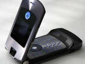 2011年：谷歌斥资125亿美元收购摩托罗拉移动
在2011年时，手机专利似乎很重要：每家手机制造商都在起诉对方侵权。摩托罗拉移动在手机领域拥有大量专利，而开发了Android操作系统的谷歌则没有。事实证明，手机领域的专利战并没有真正演变为一场“核大战”，而摩托罗拉在谷歌旗下后推出的手机并不具有竞争力。最终，谷歌将该智能手机业务以29亿美元的价格出售给联想集团。