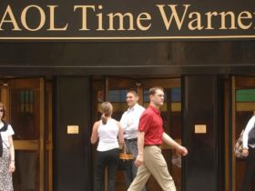2000年：美国在线斥资1640亿美元收购时代华纳
这项交易是整个企业史上最失败的并购交易之一，而不仅仅是科技行业。这两大巨头合并时，互联网泡沫正处于最高峰时。合并后发现这两家公司是如此不兼容，导致了巨大的亏损。它们于2009年正式分手，结束了两家公司将近10年的联姻，AOL成为独立的上市公司。