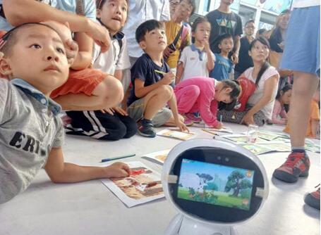 全球首款AR早教机器人“小哈”走红全国“双创周”(图1)