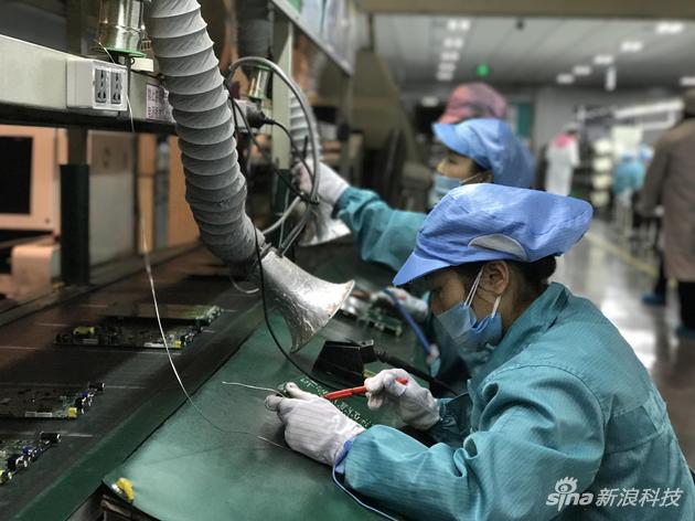 作业人员配备了专用的防尘服、网帽、口罩、手套