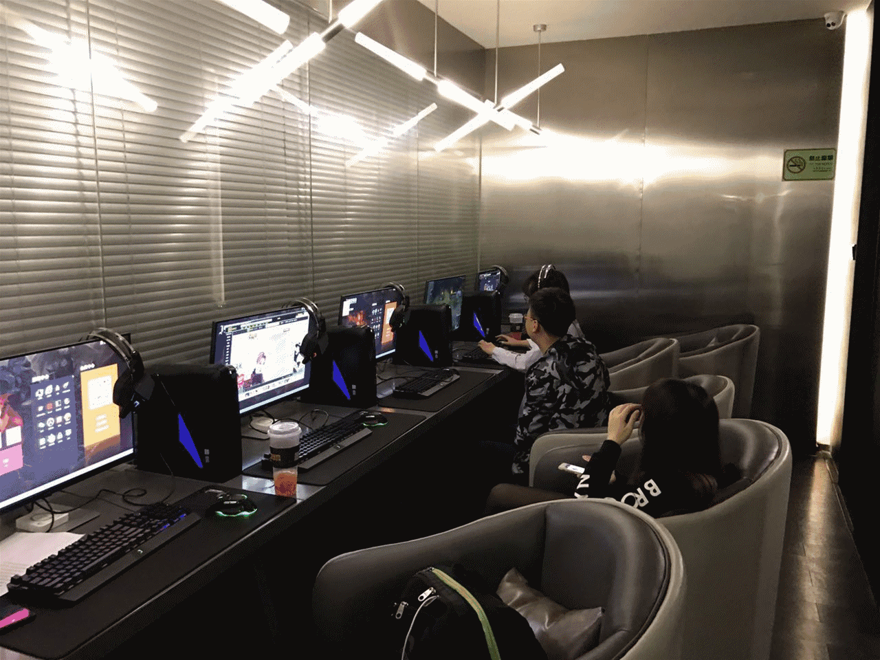 周杰伦的"魔杰电竞"网吧,实在是太有设计感了!