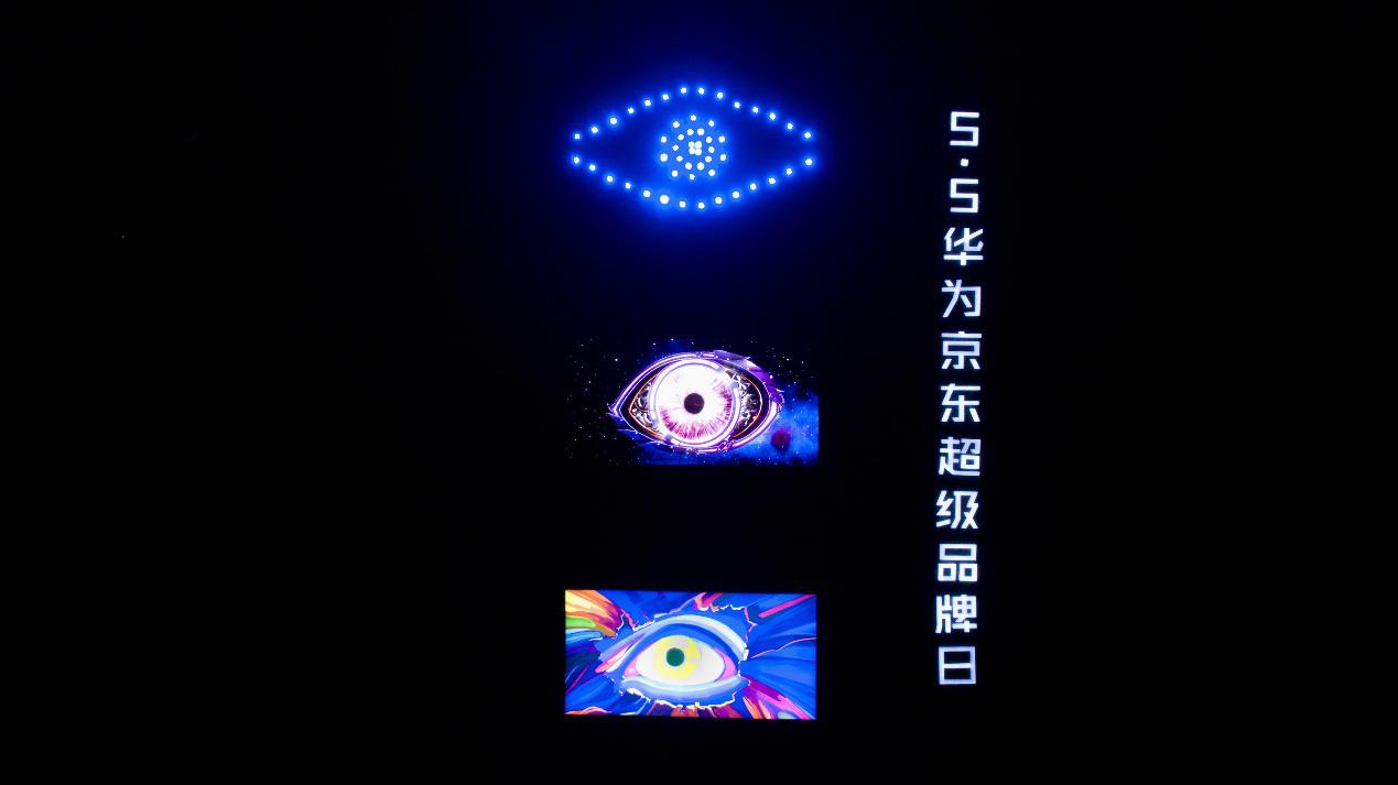 海报中"在暗夜中扑捉光亮","在极速中定格静谧"和"在宇宙中追击星辰"