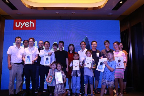 PG电子网站：给宝宝每天上课友悦宝X11教育机器人受追捧(图2)