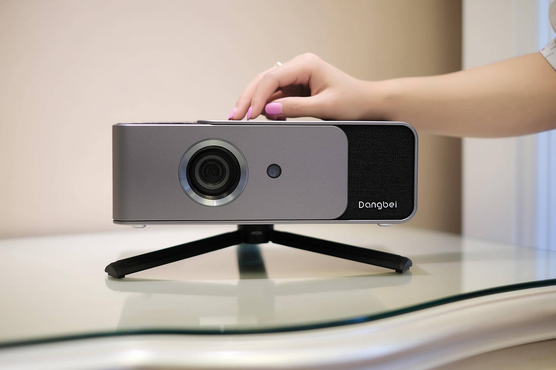 当贝也出投影啦当贝投影f11400ansi白天照样看大片