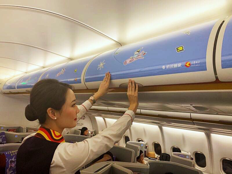 5月3日,从天津飞往成都的gs7887航班被装扮成"李易峰生日专机"