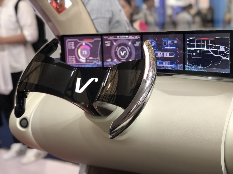 另外,维信诺无限∞柔性屏概念车载应用,也引发了对智能驾驶座舱的遐想