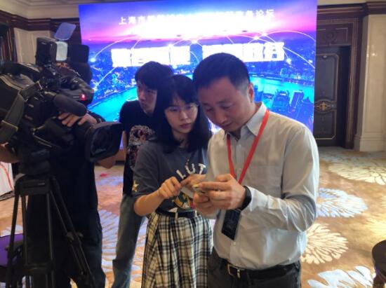 金山办公副总裁姜志强为记者演示智能办公产品 金山办公副总裁姜志强为记者演示智能办公产品