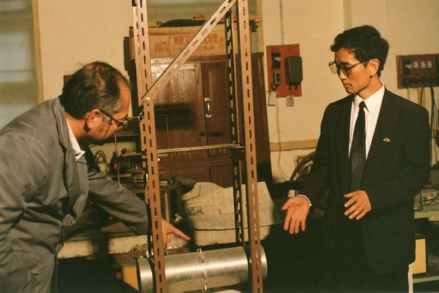 严新在广州与科研人员进行引力波试验活动