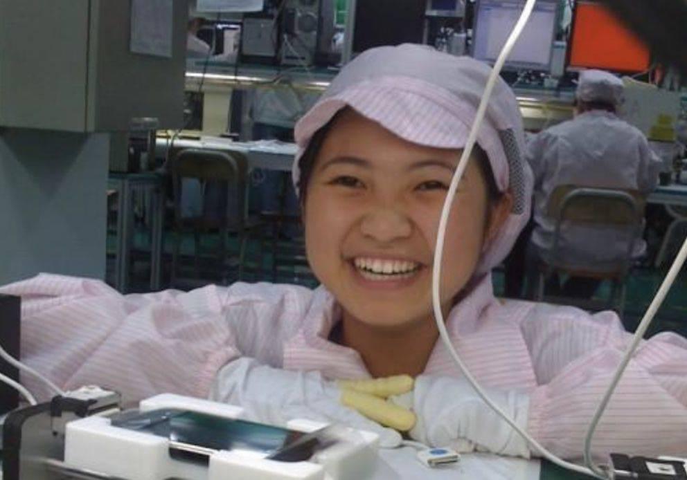 2008年末,一名富士康女孩在自己检测的iphone中留下自拍,火遍全球