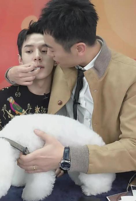 行走的荷尔蒙"朱亚文果然名不虚传,撩粉功力十足,连李佳琪都连说,自己