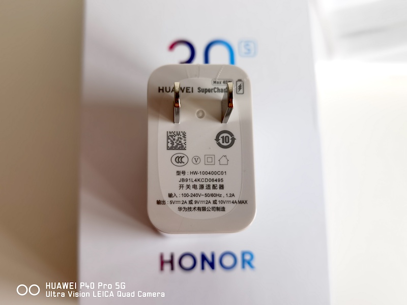 开箱后,可以看到荣耀30s包含手机主体,卡针,保护套和充电线以及电源.