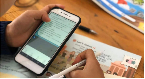 家长还可以远程孩子手机的摄像头,看看孩子是不是在上课,远程摄像头