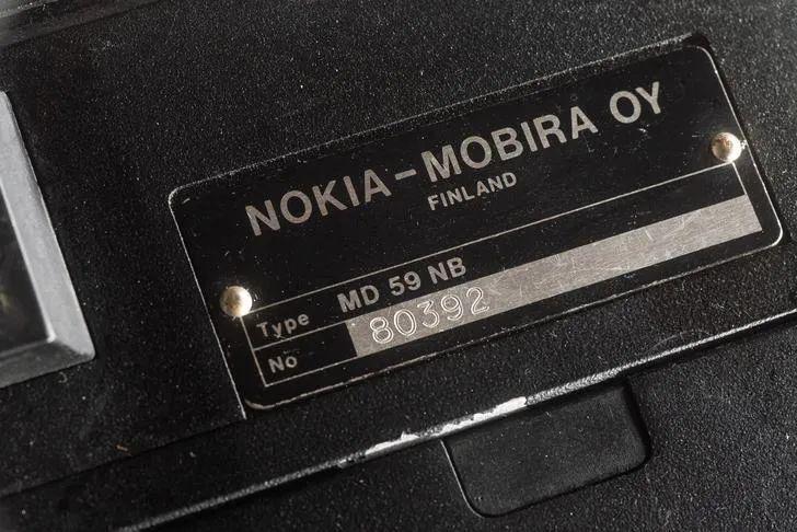 同年,诺基亚推出了后来非常经典的便携式车载电话 mobira talkman.