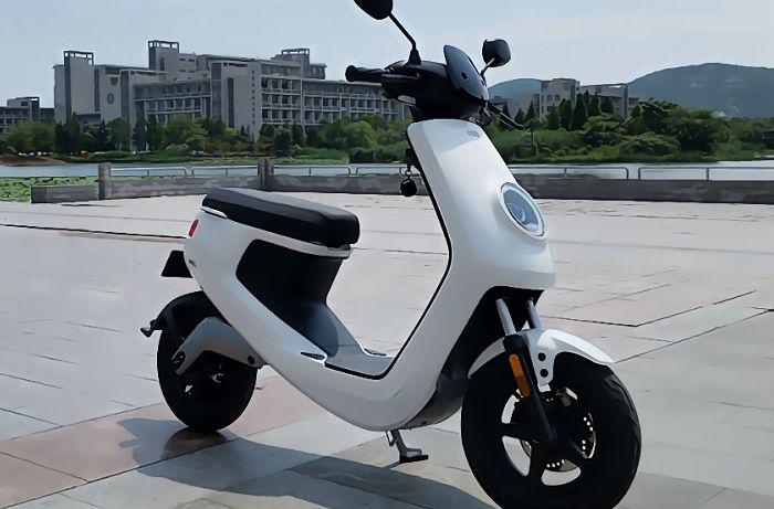 雷军的小米电动车来了,"米粉"看到价格后:还是做手机吧