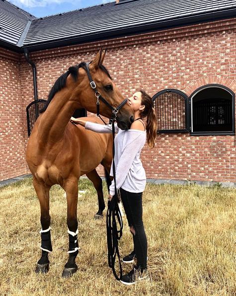 女儿和父亲一样,也很低调,在 ins 上晒出的照片并不多,都是和骑马训练