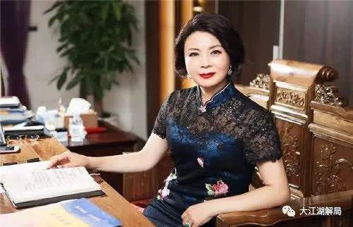 小两口先是生了个女儿,取名为严昕,现在已是苏商集团的董事长.