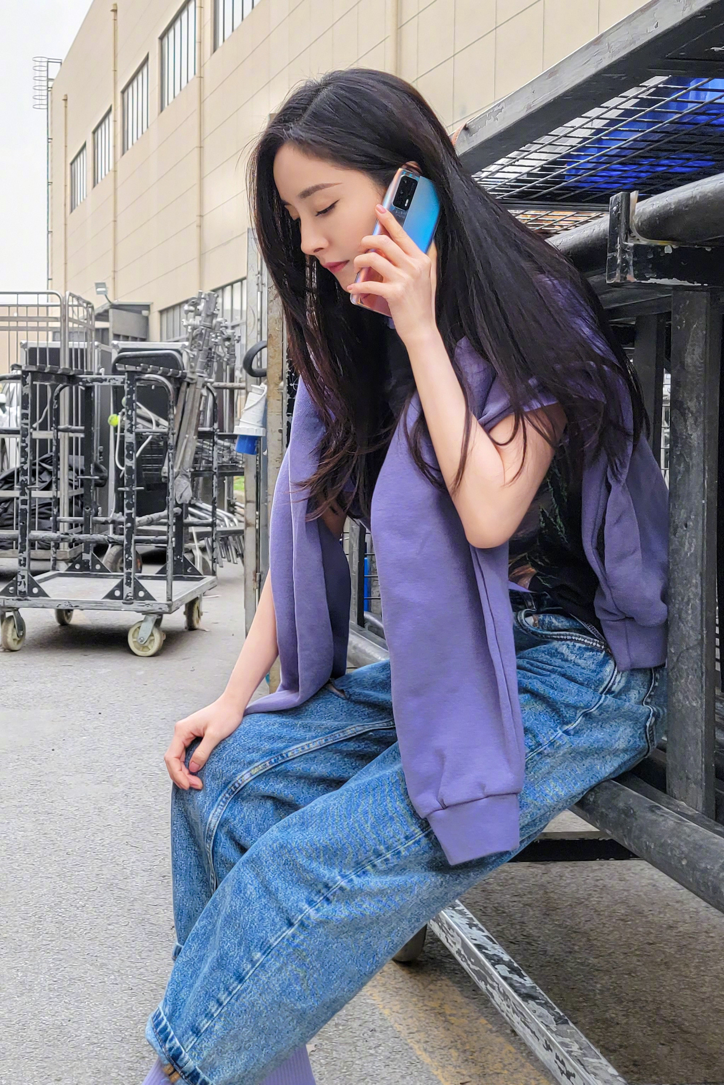 满满赛博朋克风,杨幂最终幻想手机大片出街