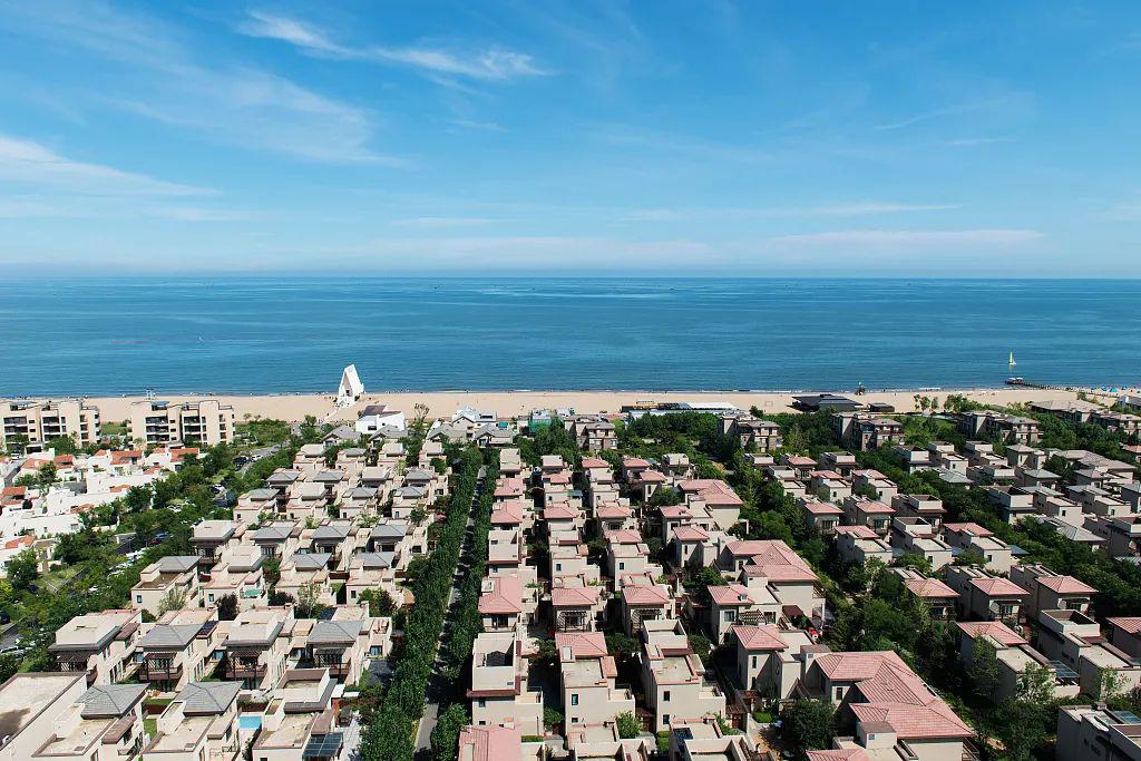 于是," 在北戴河买一套海景房 ",纳入了许多游客的养老计划.