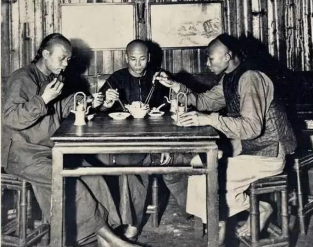 清朝末期,就有大量照片记录下了广东人喝茶的场景,无论你是腰缠万贯的