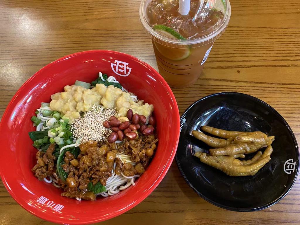 陆正耀新项目"趣小面"开业,带着一股"瑞幸味儿"