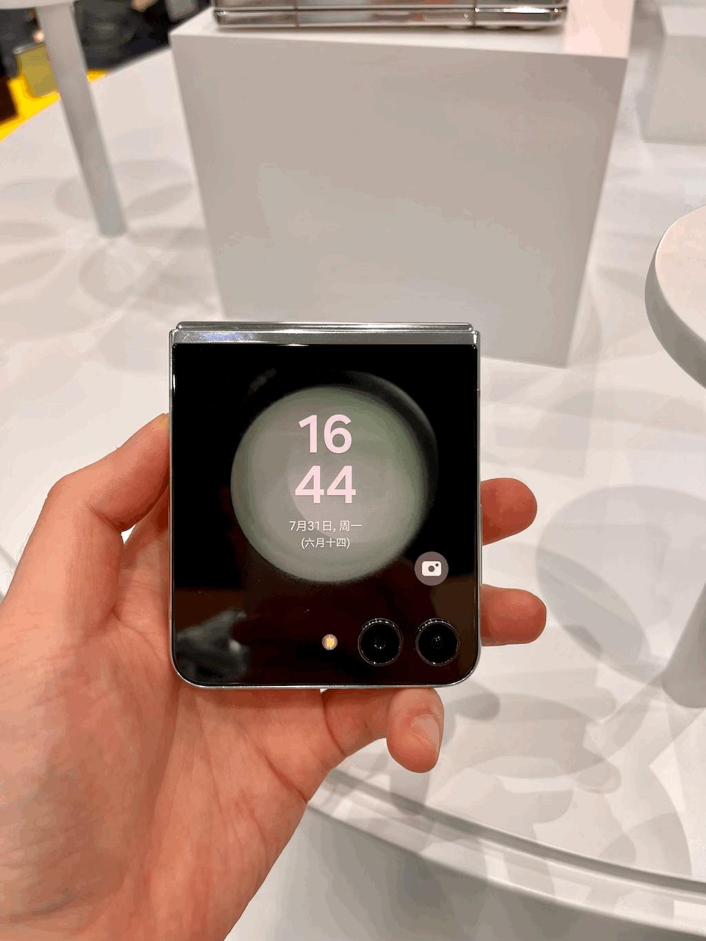 折叠屏手机,怎么把自己活成了「VR 头显」?-第2张图片-奈飞网 折叠屏手机,怎么把自己活成了「VR 头显」?-第2张图片-奈飞网